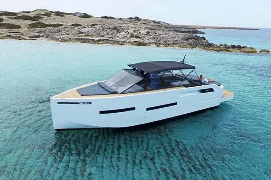 De Antonio D46 Valentina fondeado en Formentera