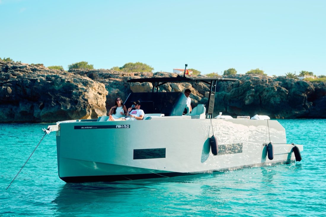 De Antonio D42 fondeado en una cala de Ibiza