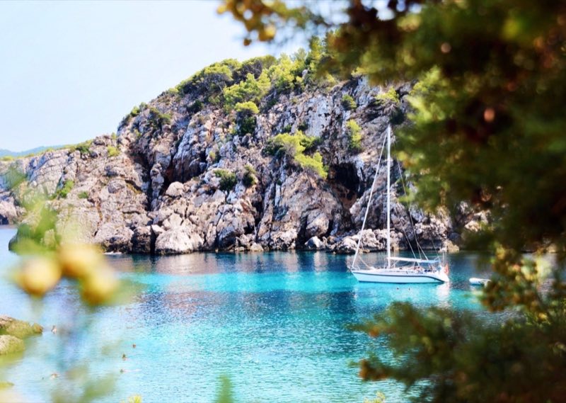 Primer baño en una cala de Ibiza